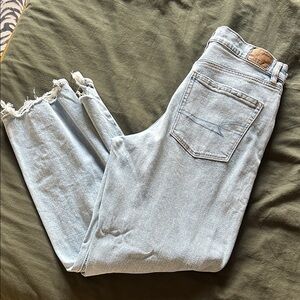 Light Wash Women’s American Eagle Jeans with Frayed Hem